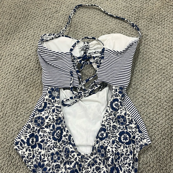 Von Maur one piece - Picture 4 of 6